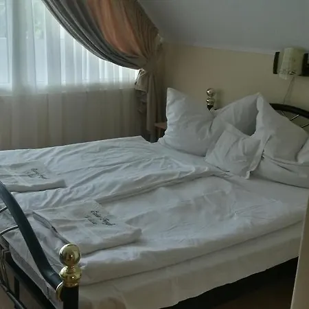 Ezust Fenyo Vendeghaz Гостевой дом *