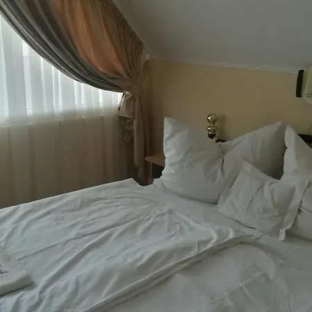 Ezust Fenyo Vendeghaz * Шиофок